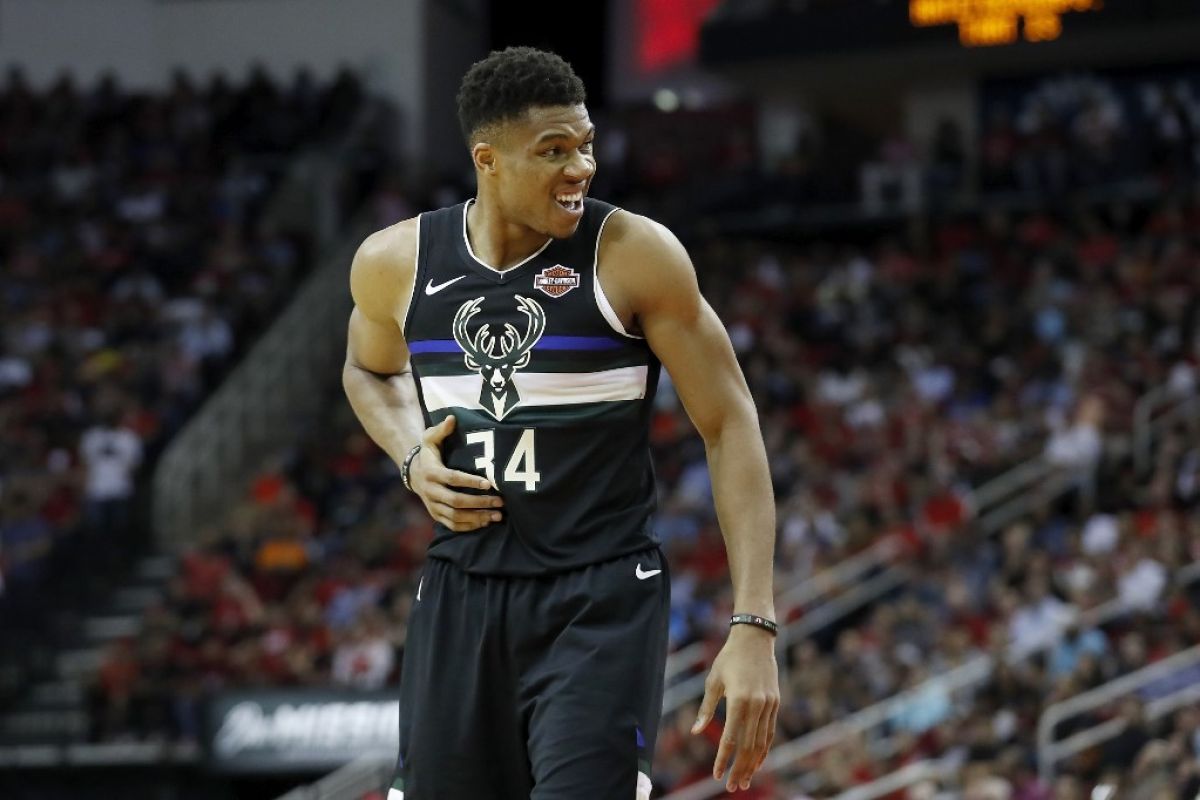 Antetokounmpo pimpin Bucks