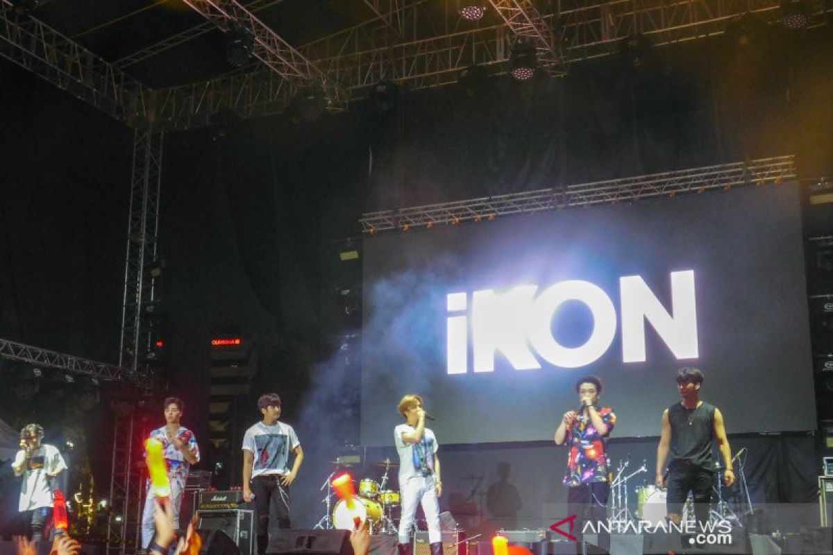 iKON malam mingguan di Jakarta, bawakan "Rhytm Ta" hingga "Freedom"