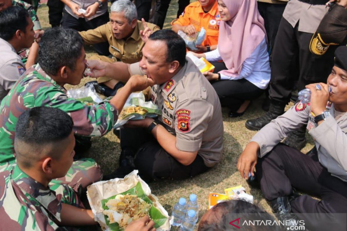 Kapolda Sumsel  makan bersama 850 personel satgas Karhutla