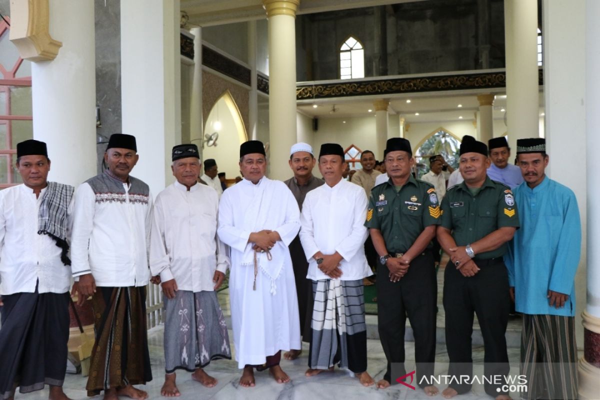 Bupati Aceh Barat: kepala desa yang tidak aktifkan shalat berjamaah akan diberi sanksi