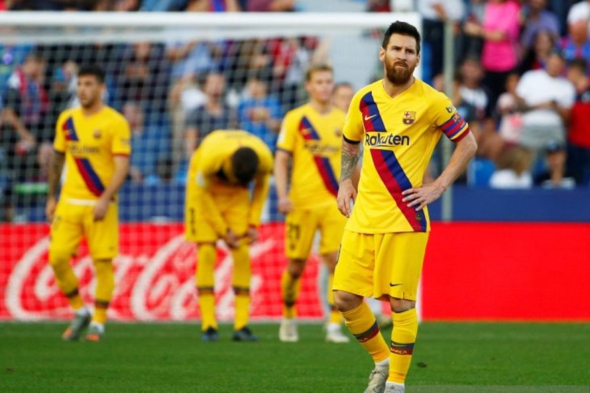 Barcelona gagal raih kemenangan kedelapan beruntun usai dibekuk Levante 3-1 di Ciutat de Valencia