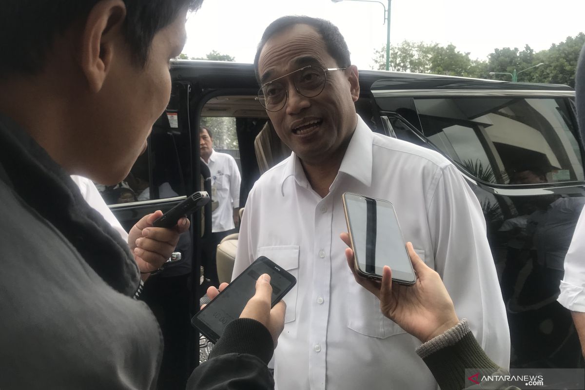 Minister urges Gojek, Grab to collaborate with locals on electric cars