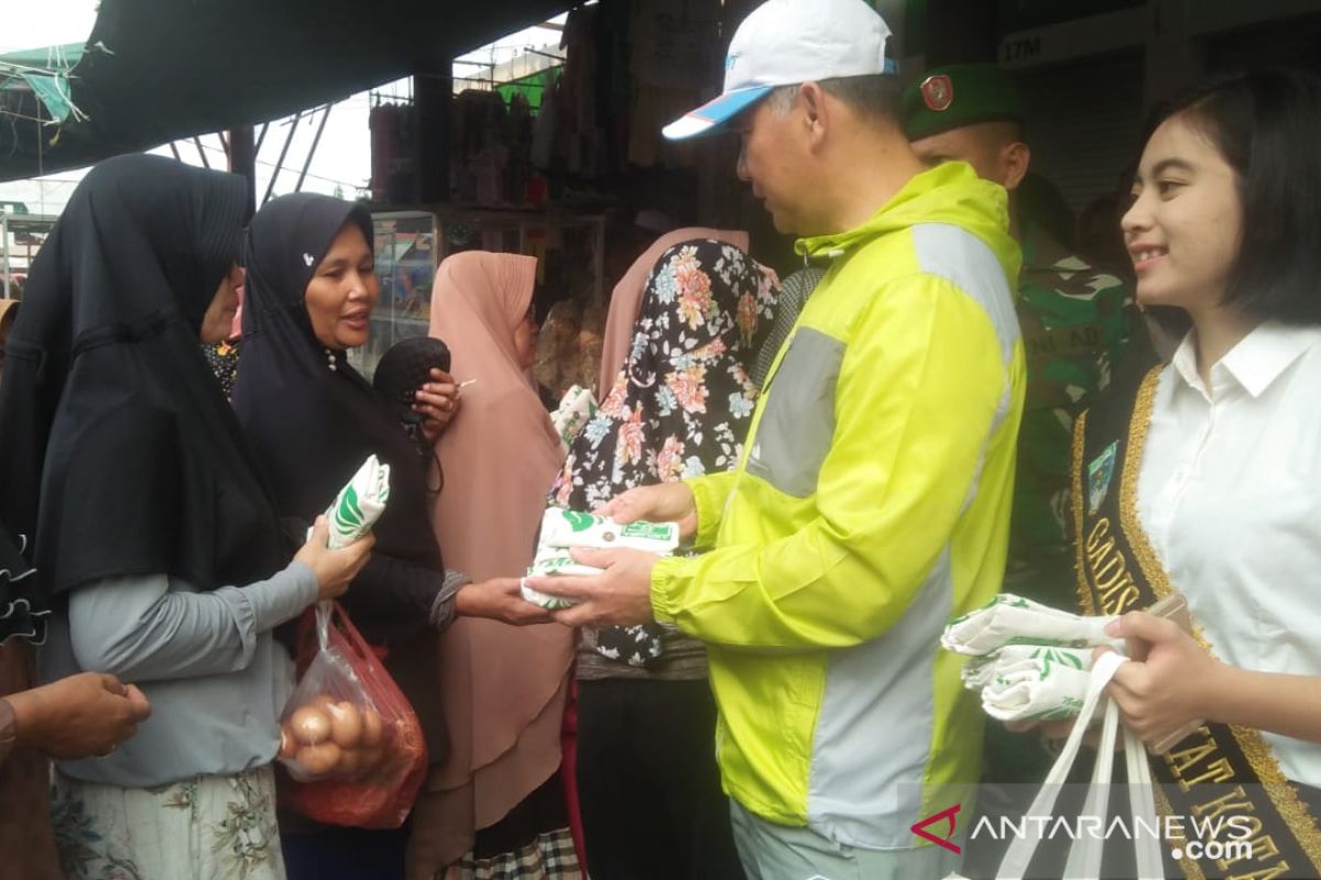 Fasha bagikan kantong non-plastik di pasar tradisional