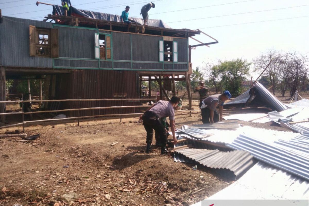 Anggota TNI-Polri benahi rumah warga usai diterjang puting beliung