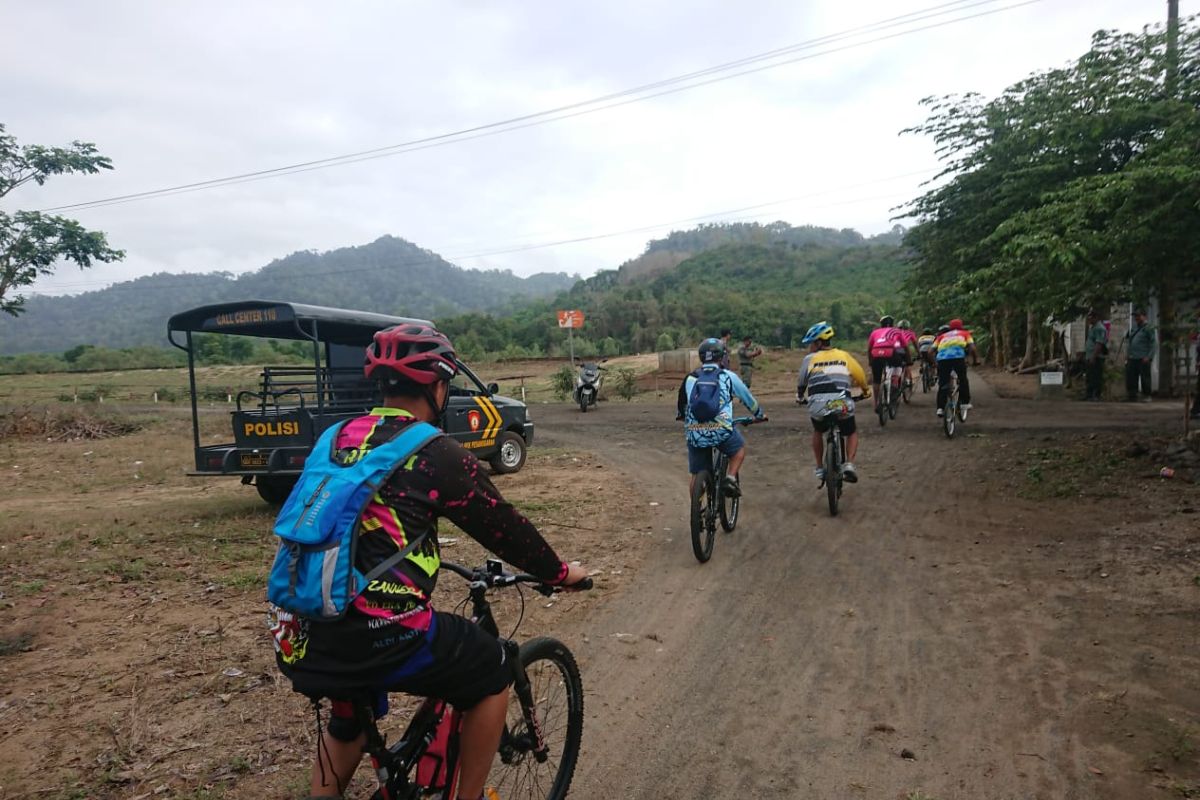 Kompetisi balap sepeda Pulau Merah Banyuwangi diikuti ratusan peserta