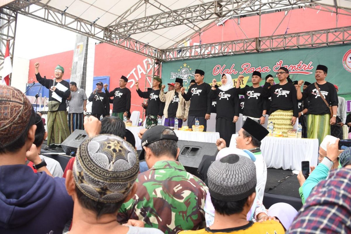 Peringati HSN 2019, ribuan santri di Kediri ikuti jalan sehat sarungan