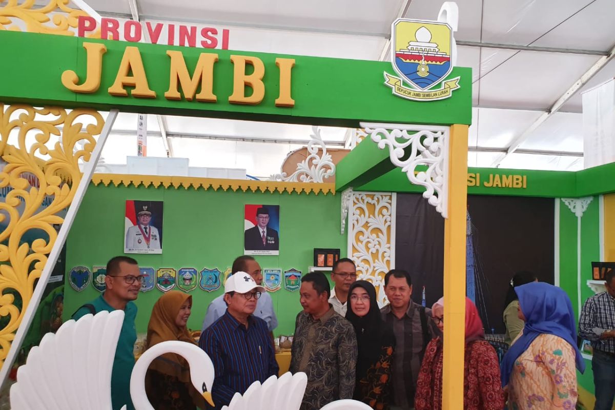 Fachrori kunjungi stand pameran Hari Pangan Sedunia di Kendari