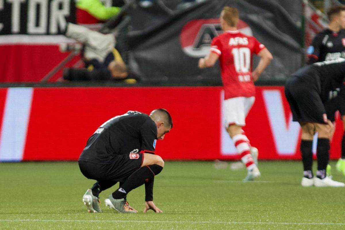 AZ Alkmaarbungkam 10 pemain Twente kala PSV hanya bermain imbang