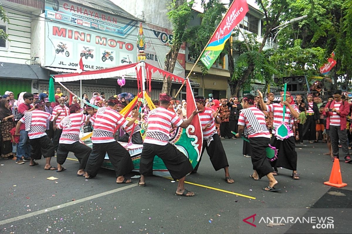 Belasan kelompok ikuti kirab budaya di Pamekasan