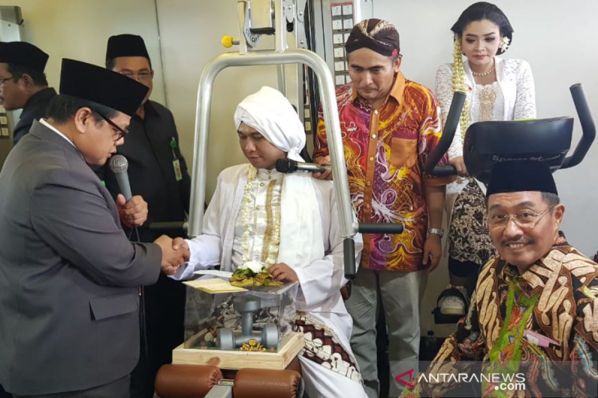 Empat pasang pengantin nikah unik berkostum pahlawan nasional di Yogyakarta