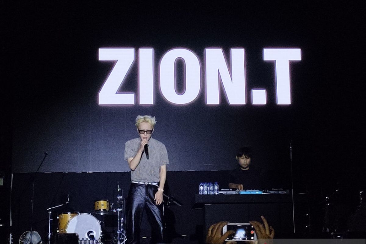 Zion. T emosional nyanyikan lagu saat "encore"