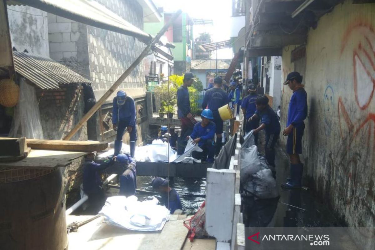 Antisipasi banjir warga Koja bersihkan gorong-gorong