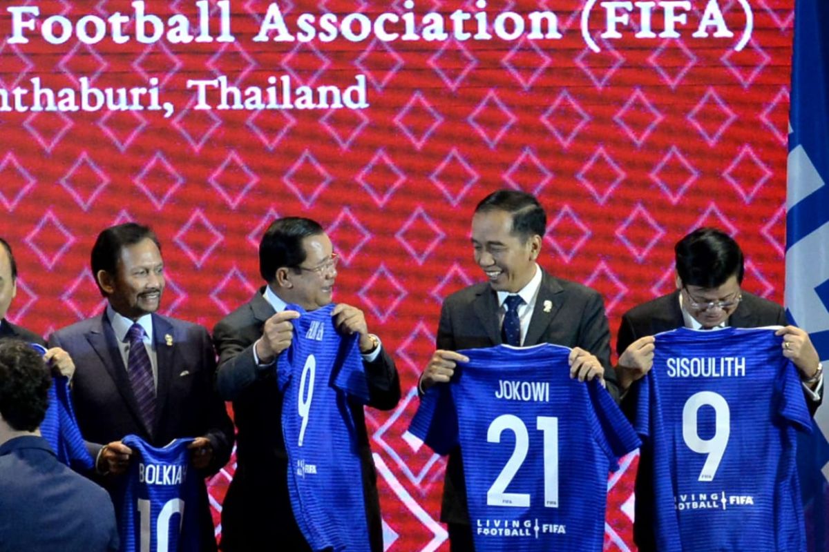 Indonesian President receives FiFA's blue jersey number 21