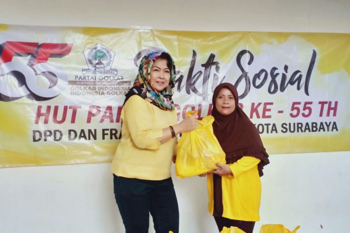 Partai Golkar bagikan 1.550 paket sembako di Surabaya