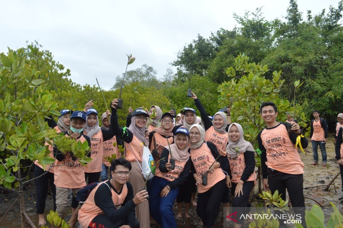 BI Malang-CMC-GenBI edukasi ekologi pengunjung kawasan Pantai Clungup