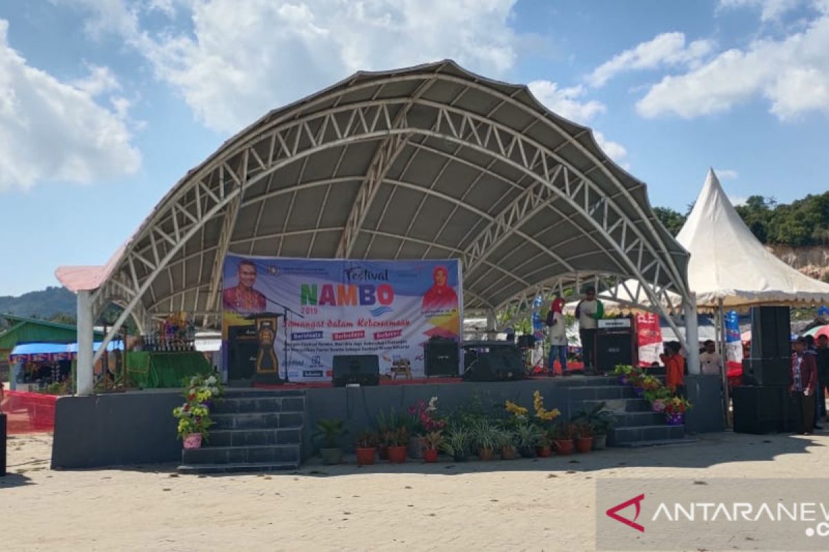 Peserta peringatan HPS antusias menyaksikan Festival Nambo