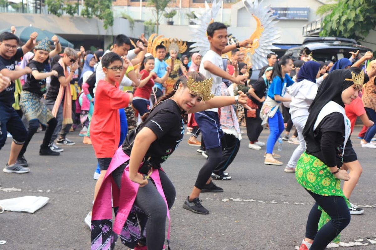 Puluhan penari ramaikan  "car free day" Palembang