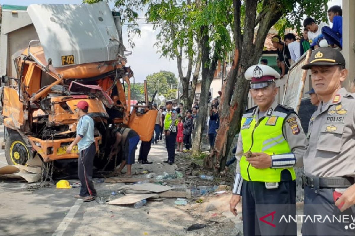 Truk kontainer hantam sejumlah kendaraan, tidak ada korban jiwa