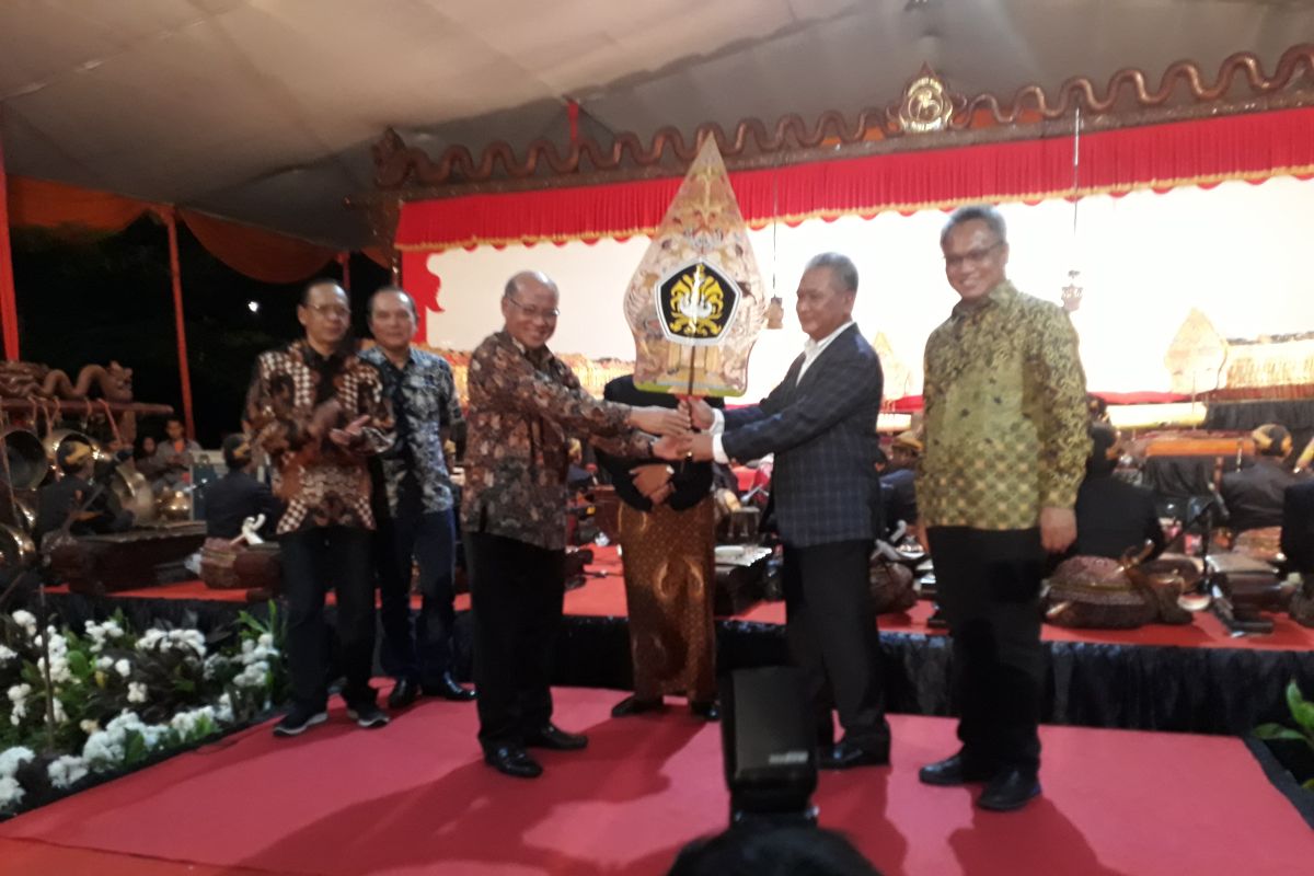 Pergelaran wayang kulit memainkan simbol kekinian akan lebih menarik