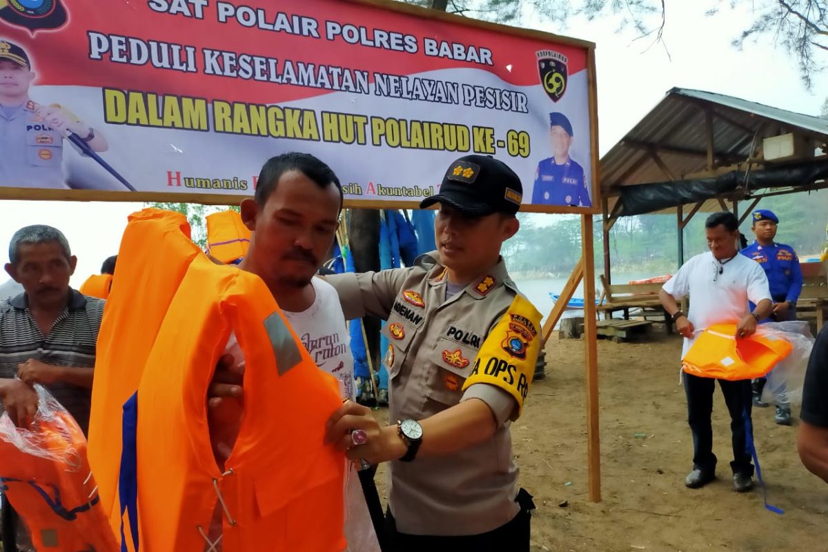 Polres Bangka Barat salurkan bantuan alat keselamatan nelayan