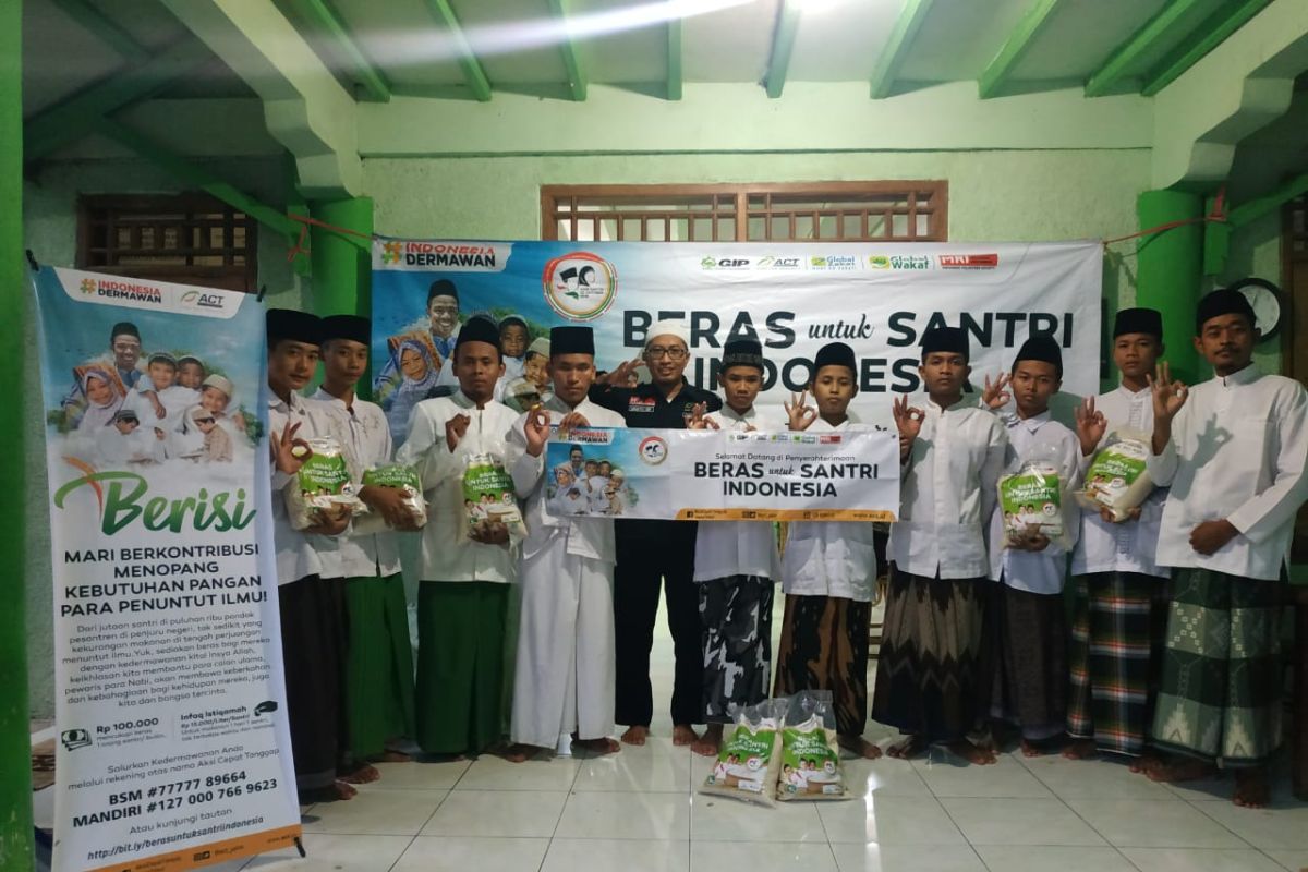 ACT kembali salurkan beras santri di Jatim