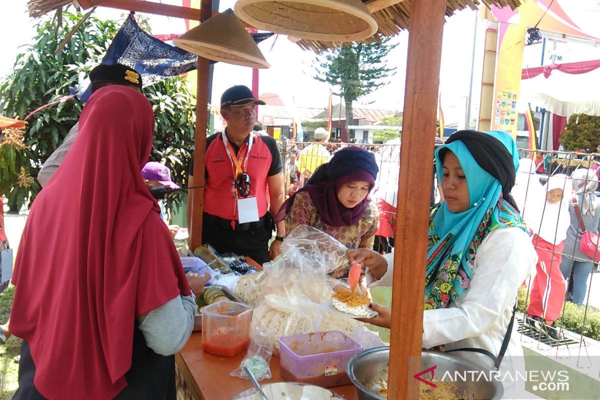 Kuliner tradisional dan atraksi seni pelajar hibur pengunjung jelang finis etape tiga TdS