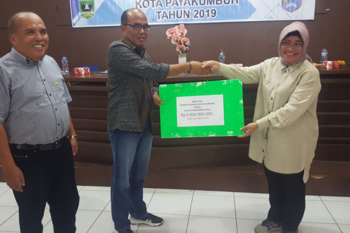 Ketua DPRD Sumbar serahkan bantuan untuk wanita rawan sosial ekonomi