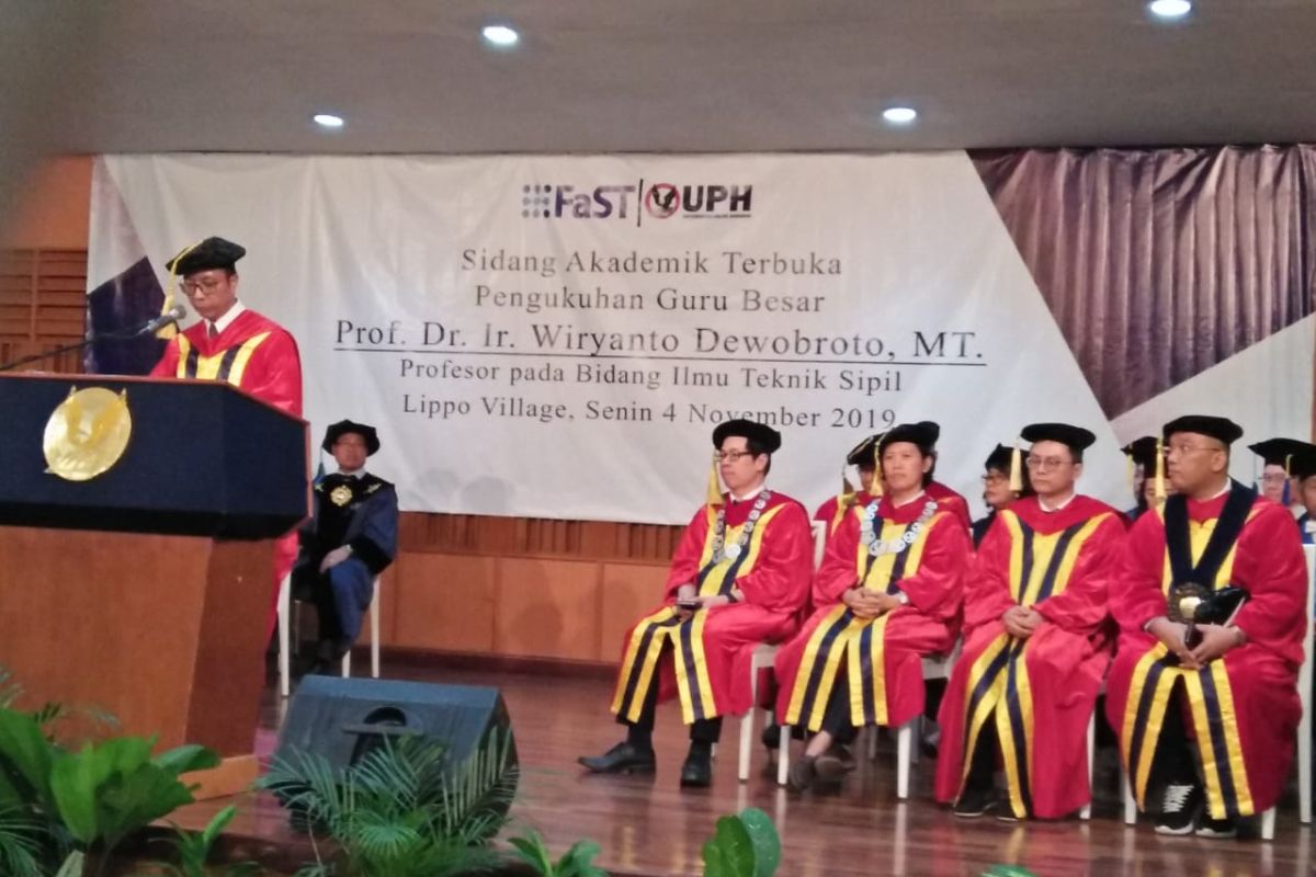 Prof Wiryanto dikukuhkan jadi guru besar teknik sipil oleh UPH Tangerang
