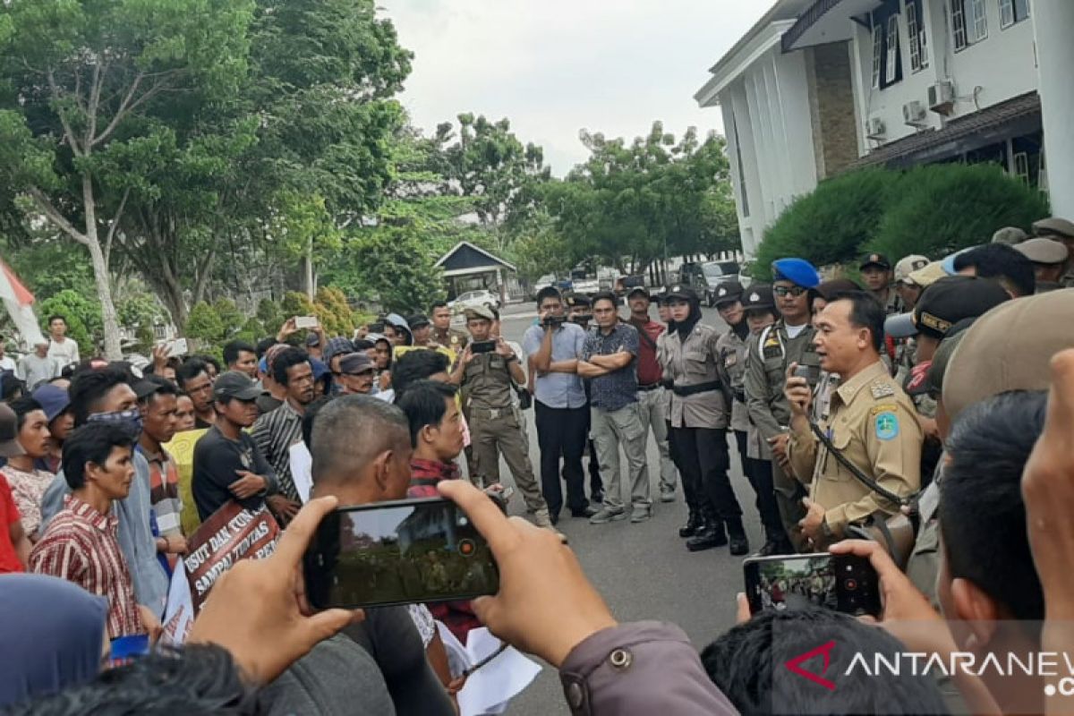 Ratusan warga Mendo Barat Bangka gelar aksi unjuk rasa cabut izin usaha PT. SAML