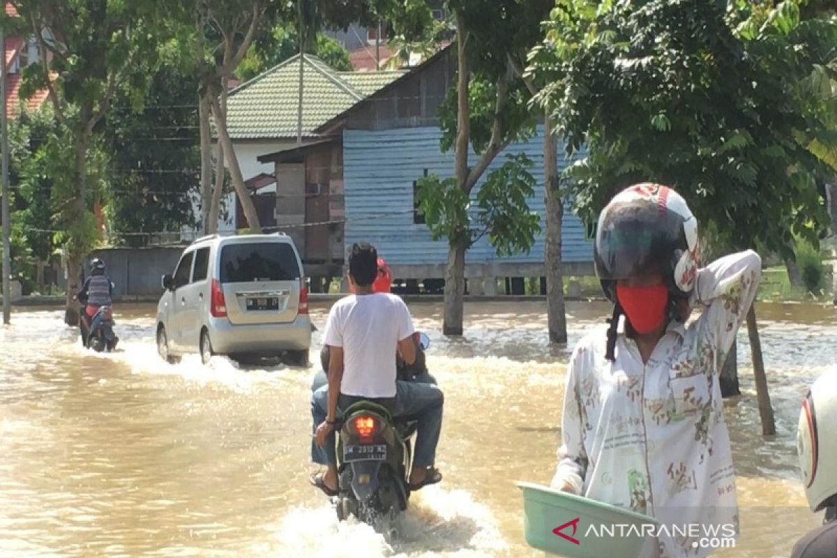 VIDEO - Curah hujan meningkat, Sungai Batak Pekanbaru meluap