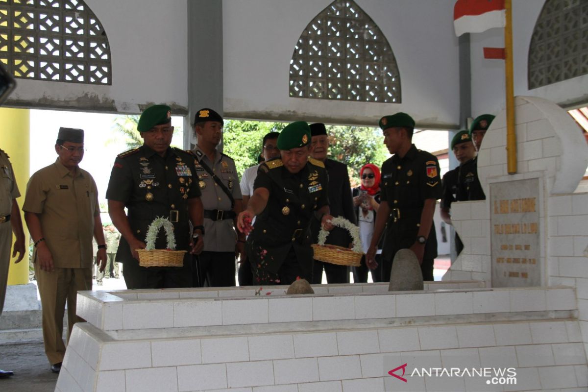 Pemprov Gorontalo ziarah di makam Nani Wartabone peringati Hari Patriotik