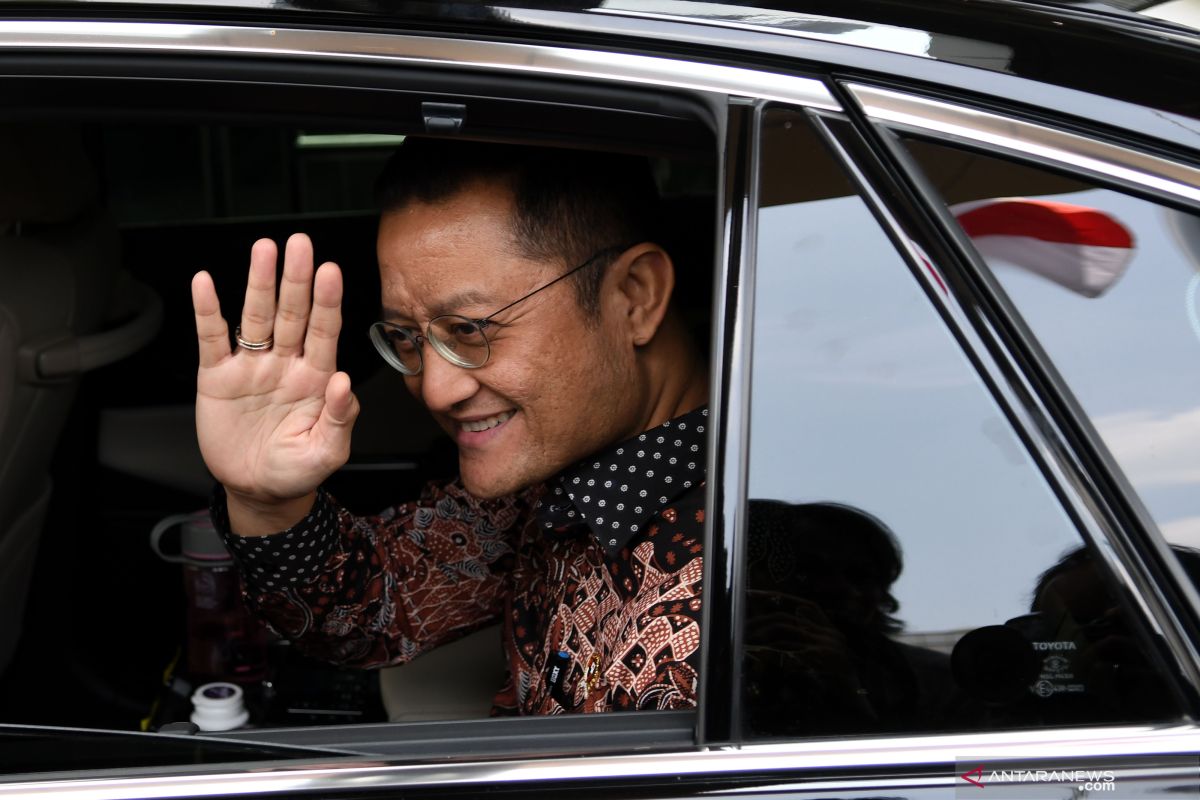 Social Affairs Minister Juliari Batubara arrives at KPK building