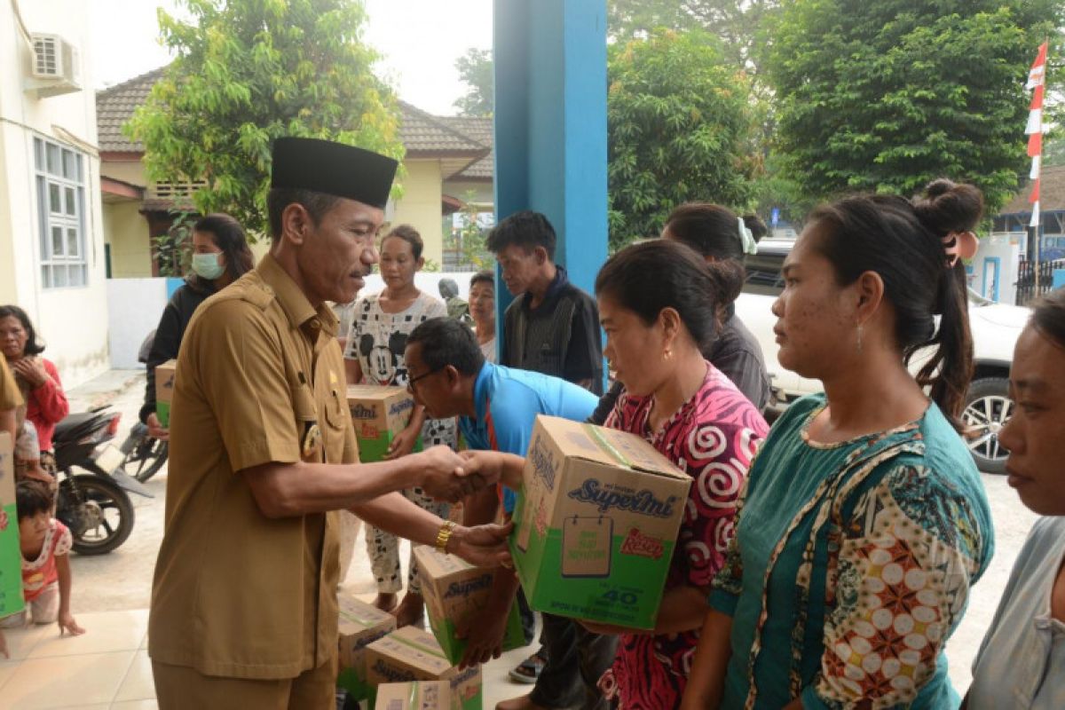 Pemkab OKI salurkan bantuan ke warga terdampak  kabut asap