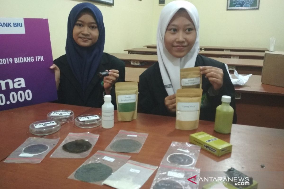 Hindari plastik pelajar MAN Kudus ciptakan pembungkus makanan