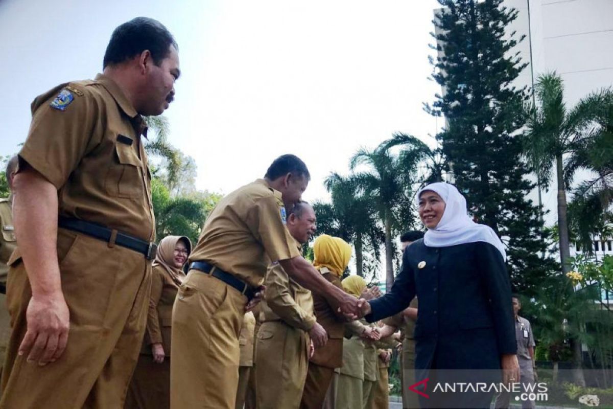 Gubernur Khofifah siap bertemu Risma bahas polemik bau sampah Stadion GBT Surabaya