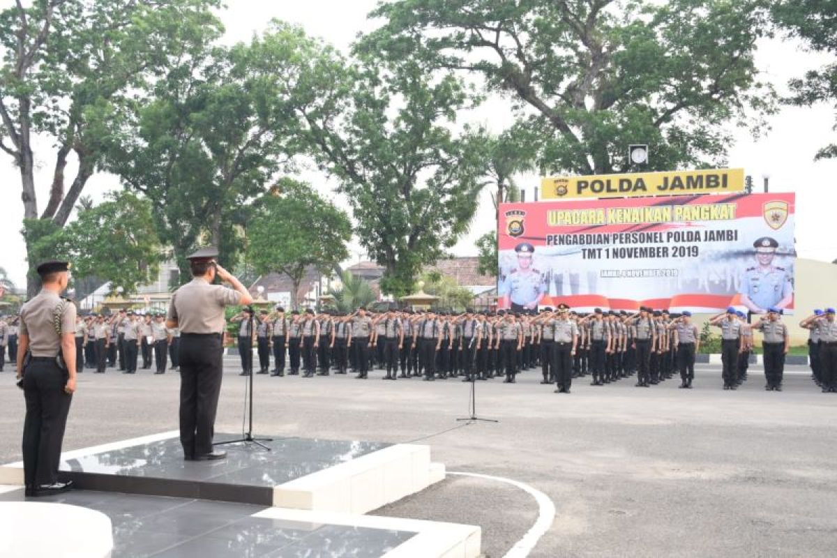 Kapolda Jambi pimpin upacara kenaikkan pangkat dua pamen