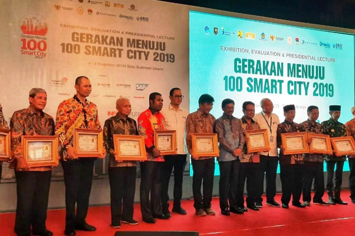 Bupati Biak Numfor dapat e-goverment award dari Kemkominfo