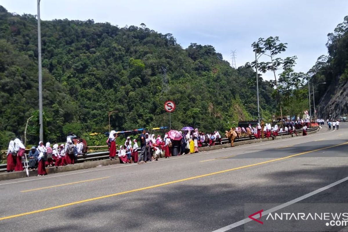 Pelajar di Limapuluh Kota padati jembatan Kelok Sembilan saksikan TdS