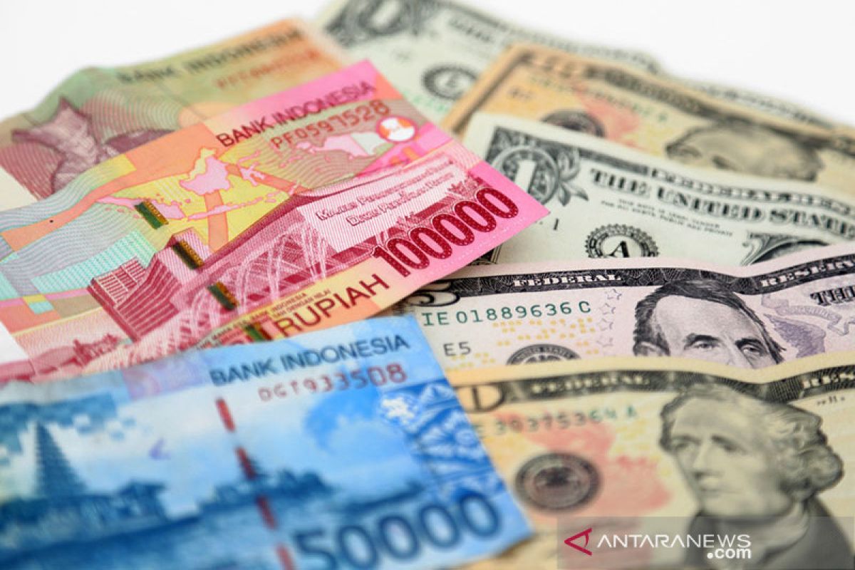 Global sentiment drives up rupiah to ascend on Monday