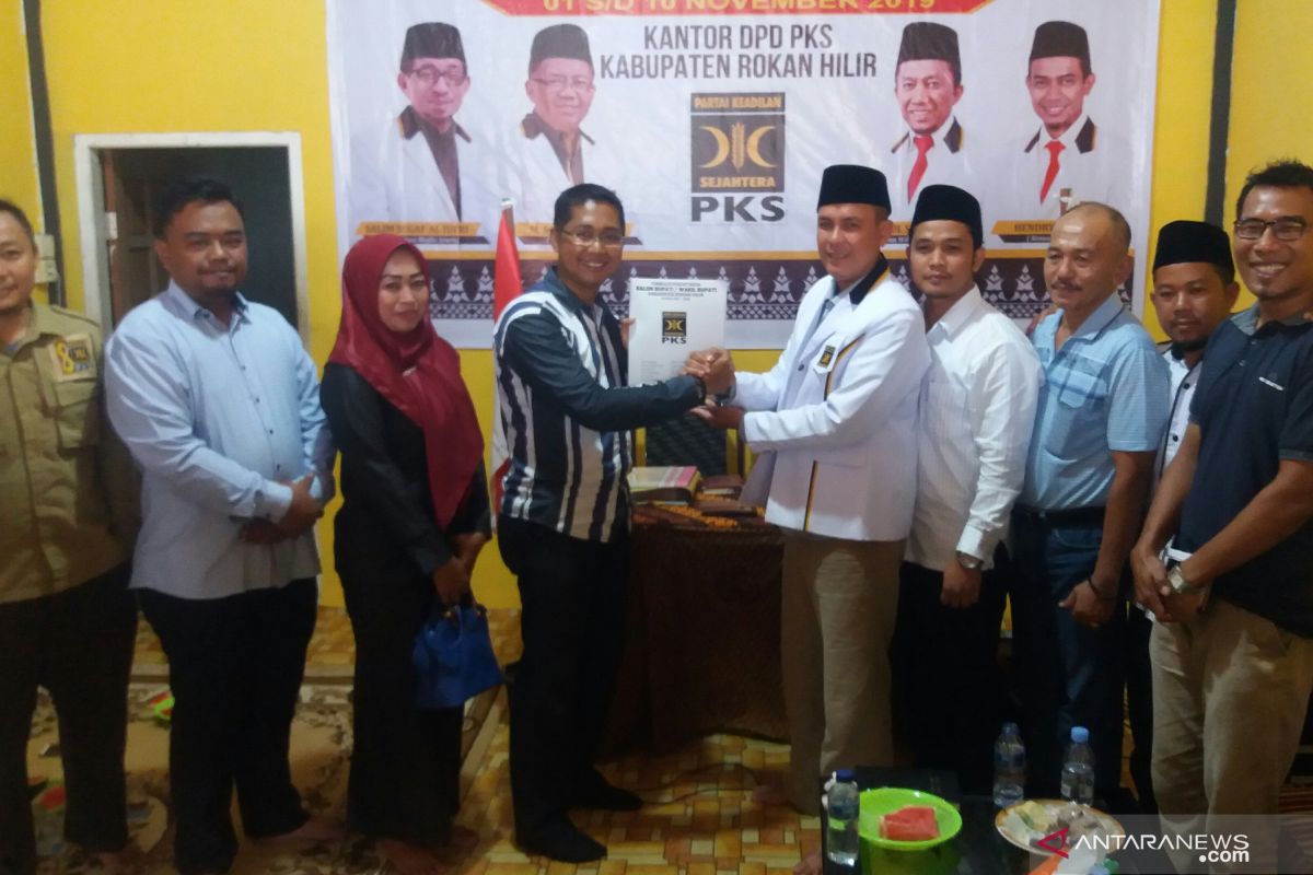 Pilkada Rohil, Jhony Charles orang pertama kembalikan formulir pendaftaran di PKS