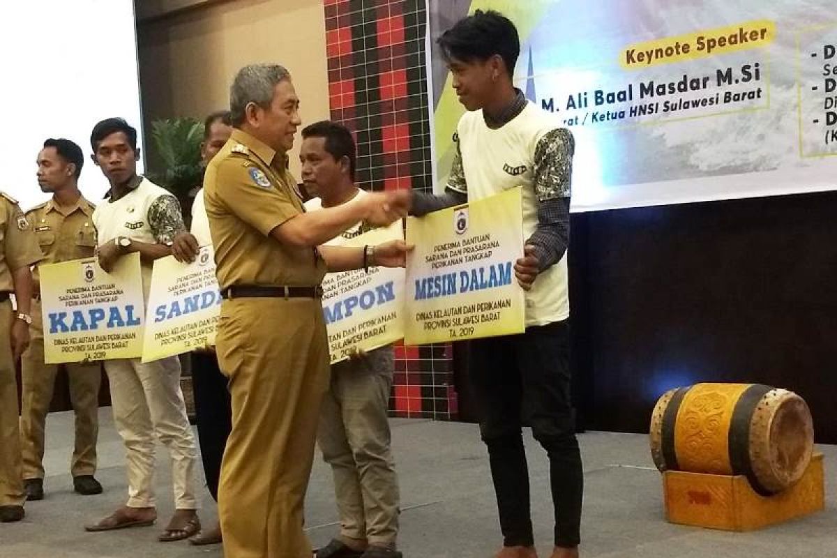 Gubernur serahkan bantuan alat tangkap ikan kepada nelayan Sulbar