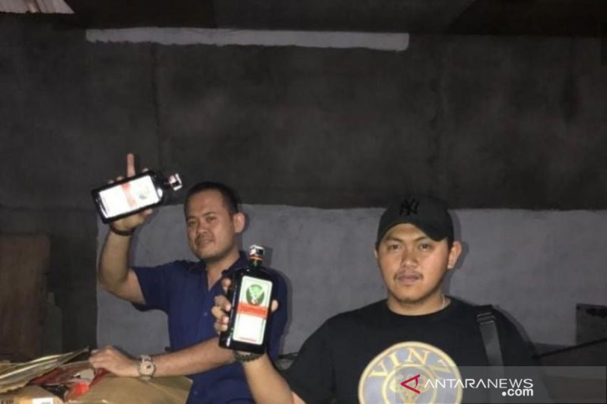 Bea Cukai Jambi dan polisi sita ribuan botol miras ilegal