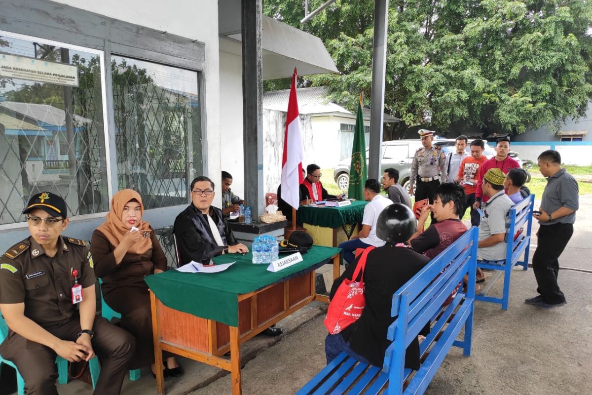 47 pelanggar pada Operasi Zebra Kapuas di Singkawang ikuti sidang di tempat