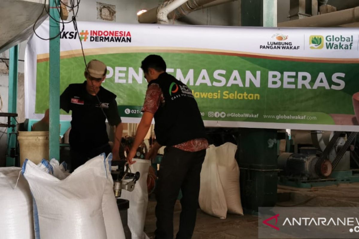 ACT serahkan satu ton beras untuk para santri