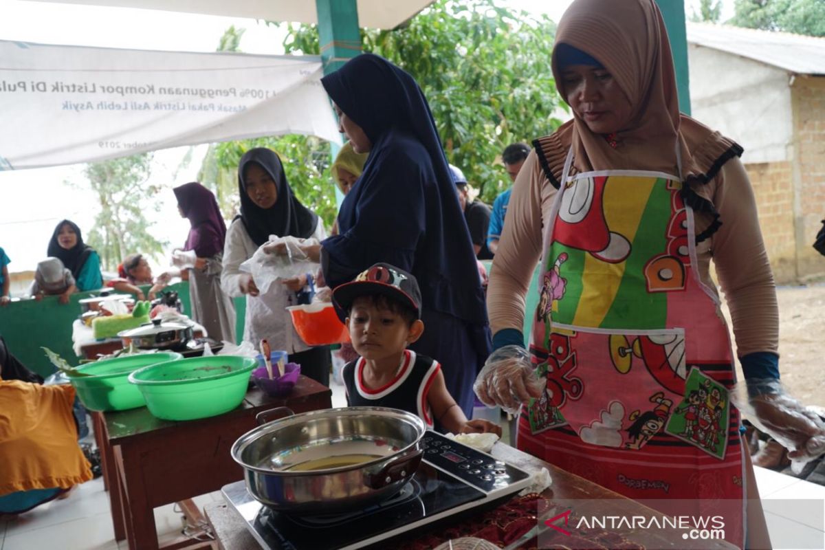 Terapkan gaya hidup pintar, warga di Pulau Tinggi gunakan kompor induksi