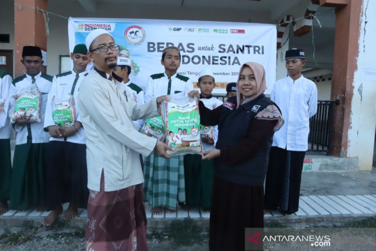 Peduli pondok pesantren, ACT Sulawesi Tengah bantu dua ton beras