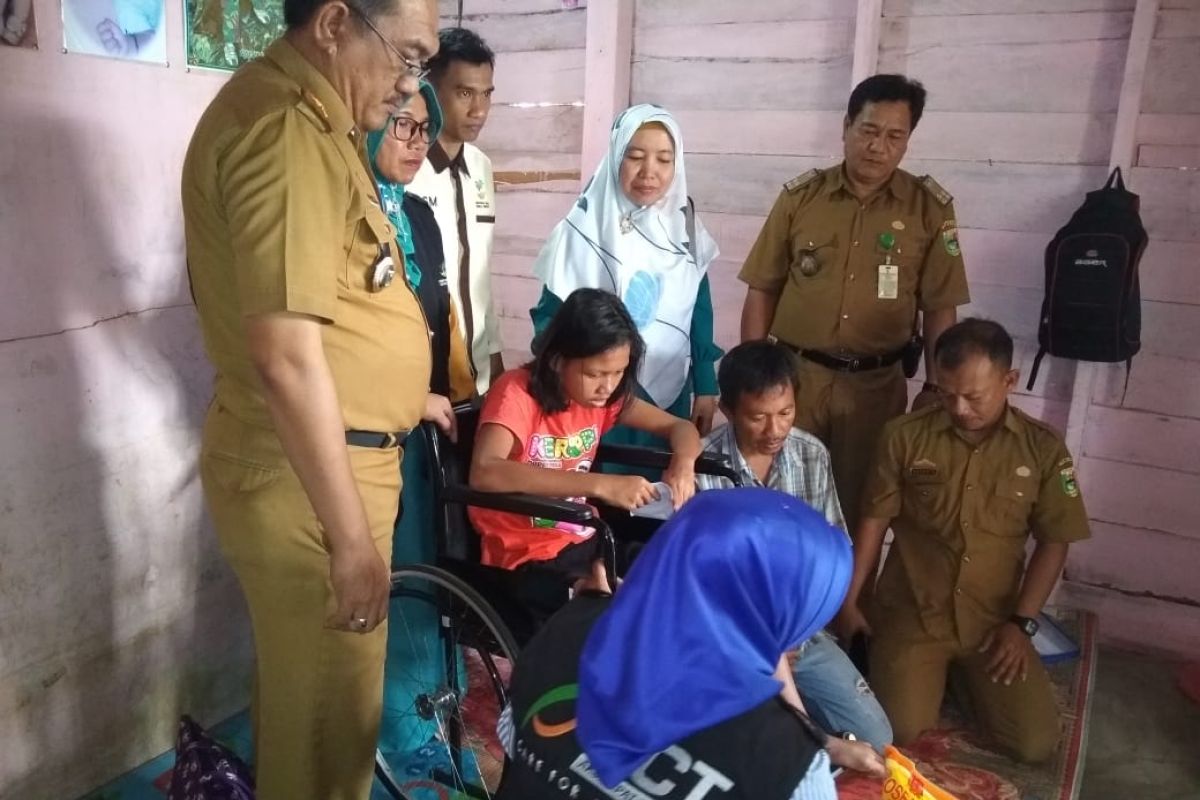 ACT Lampung serahkan kursi roda kepada penderita lumpuh