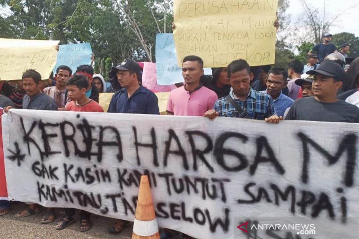 Warga lingkungan eks PT Arun demo tuntut lapangan pekerjaan