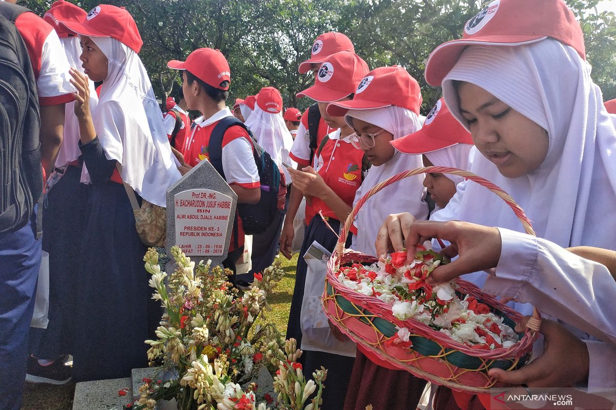 Dibanding lagu  nasional, generasi milenial lebih kenal lagu "TikTok"