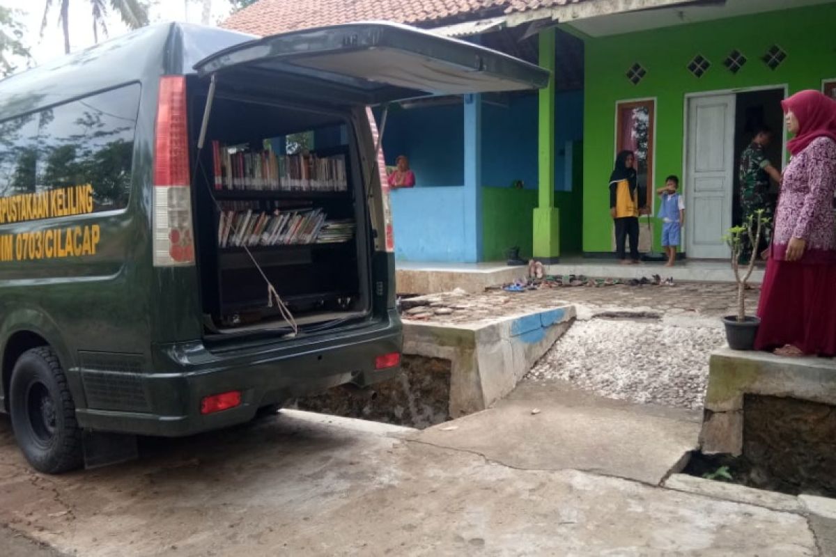 Kodim Cilacap kembali hadirkan perpustakaan keliling di Desa Cilibang